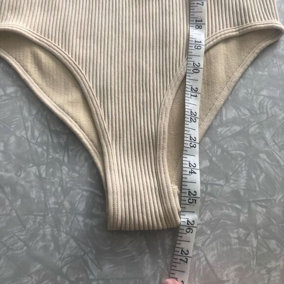 aura bodysuit ribbed knit v neck nude tan size medium w/ tag layer piece fitted - Picture 5 of 7